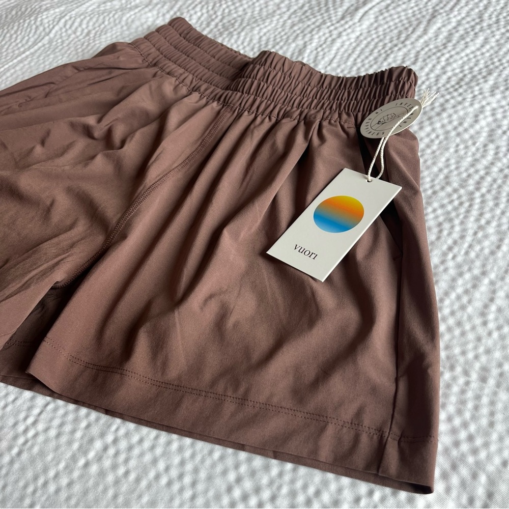 NWT Vuori Villa Shorts in Sable - Picture 7 of 7